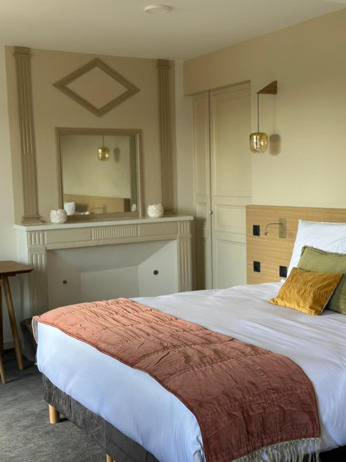 Domaine De L'Ecorcerie Hotel Fontaine-le-Comte ภายนอก รูปภาพ