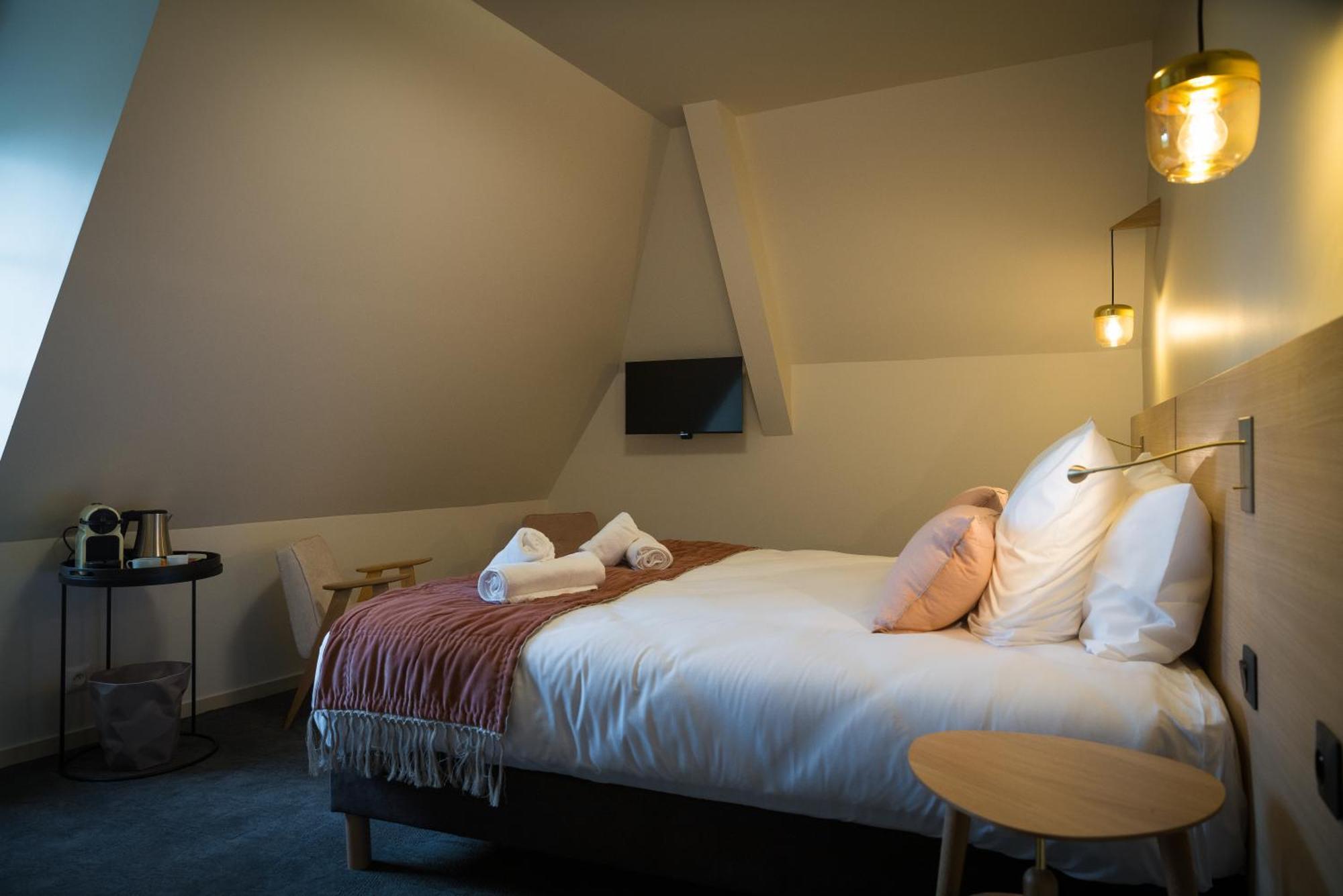 Domaine De L'Ecorcerie Hotel Fontaine-le-Comte ภายนอก รูปภาพ