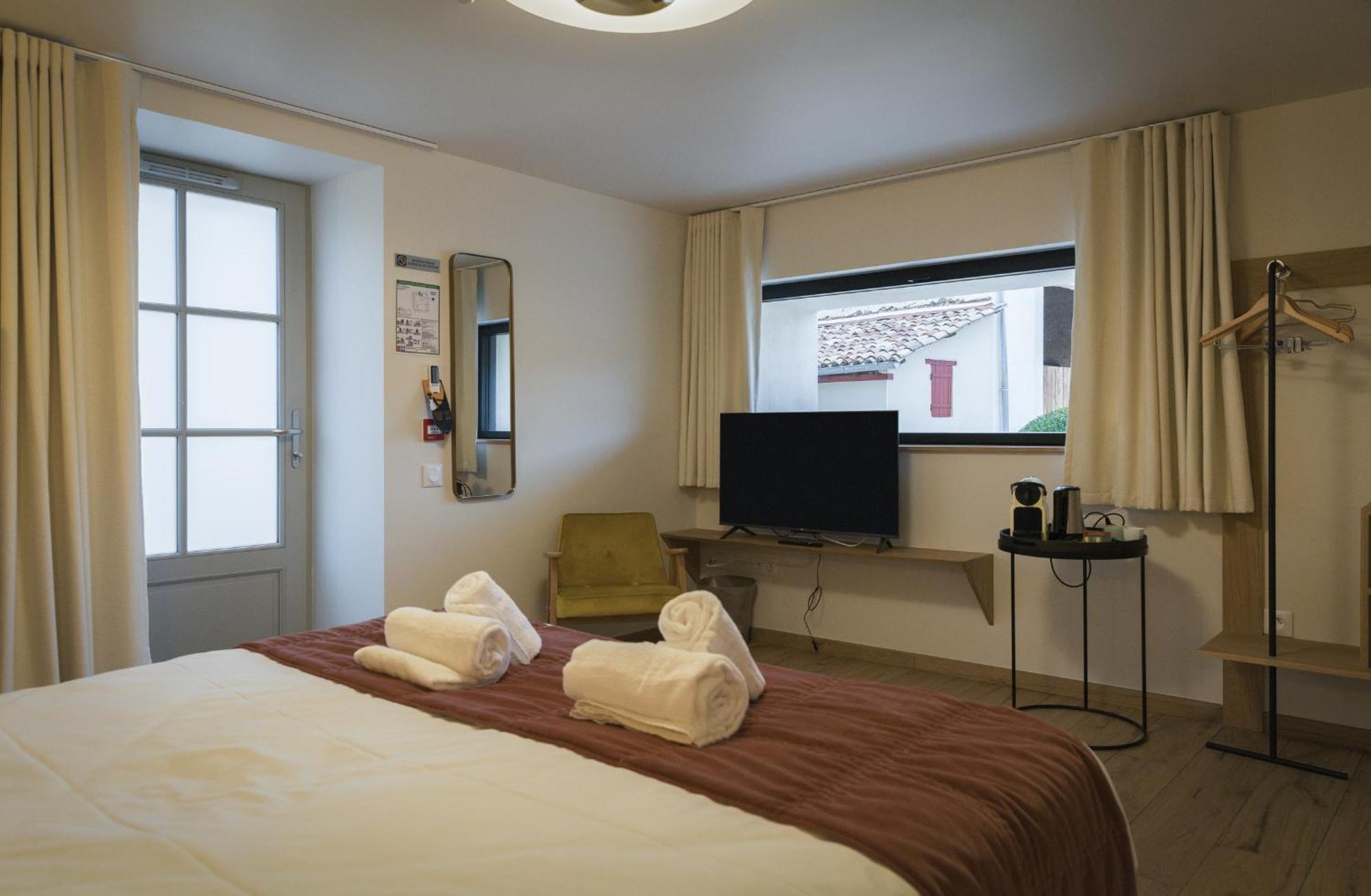 Domaine De L'Ecorcerie Hotel Fontaine-le-Comte ภายนอก รูปภาพ