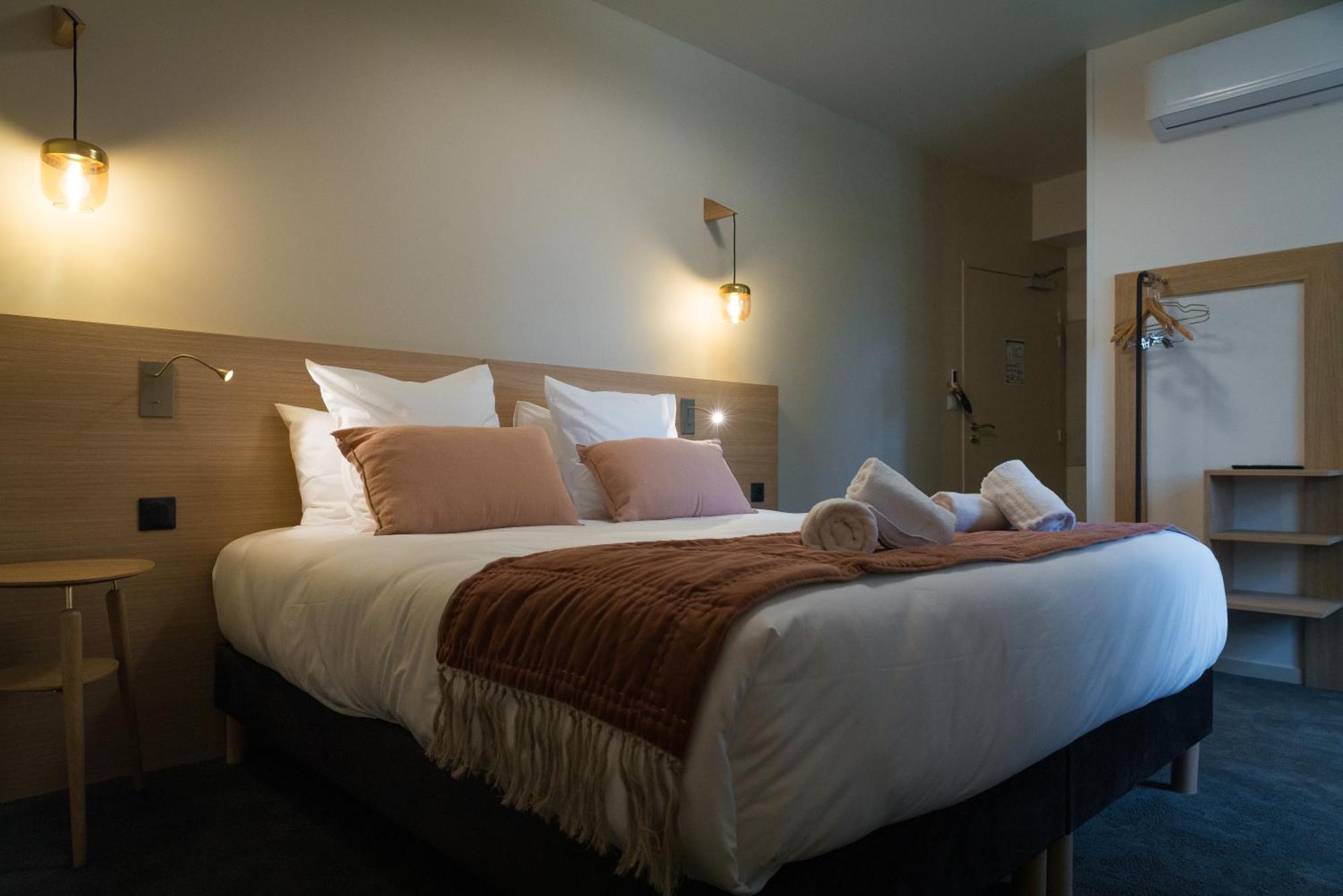 Domaine De L'Ecorcerie Hotel Fontaine-le-Comte ภายนอก รูปภาพ